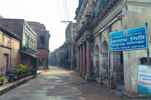 The lonely long road of ancient Panam Nagar is guarded by old pillars. (Photo by Zakia Sultana Sanam) 