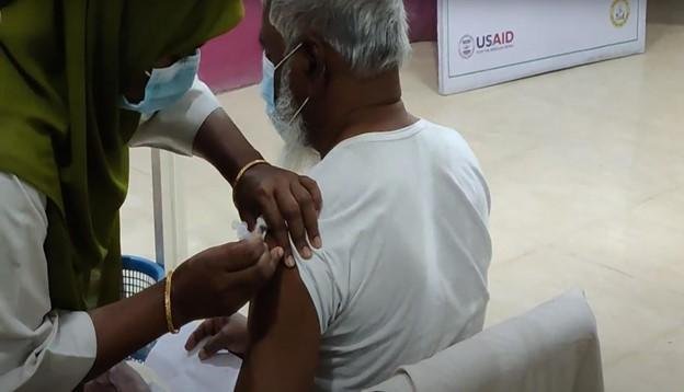 People above the age of 50-60 are taking booster doses at the 250-beded E-TB hospital, Shyamoli, Dhaka, (Dhaka, Bangladesh, Sunday, Jan. 30, 2022). (Photo taken by Yuvraj Sen)